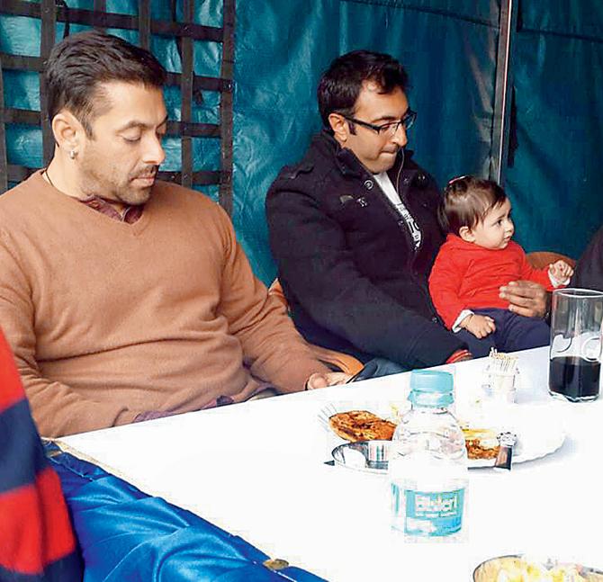 Salman Khan dining with Kanwar Shivarjun Singh Mandawa