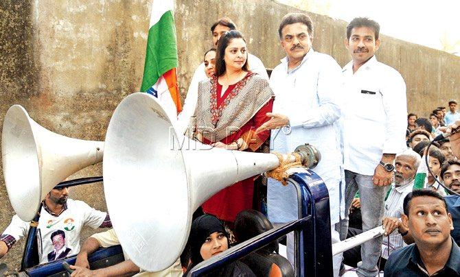 Actress Nagma campaigns for the Congress at Cheeta Camp. Pic/Suresh Karkera