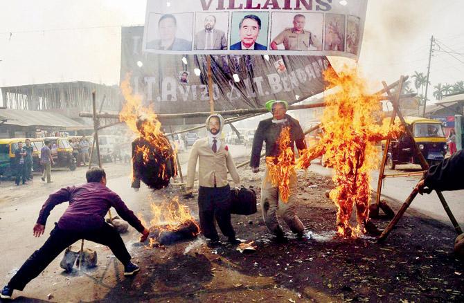 Protesters burn effigies of CM Zeliang in Kohima. File pic