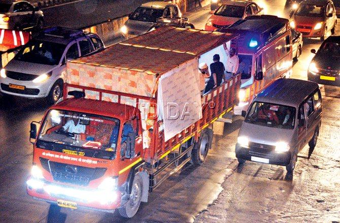 The truck carrying Eman Ahmed on Western Express Highway on Friday morning. Pic/Satej Shinde