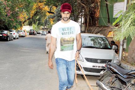 This photo of Kunal Kapoor walking his pet dog is super cute!