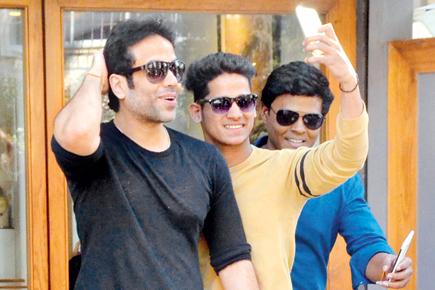 Tusshar Kapoor poses with fans outside a Bandra eatery