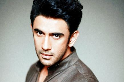 Amit Sadh looks dapper in all-white suit at IBFW 2017