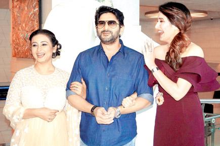 Arshad Warsi looks delighted to have the ladies by his side!