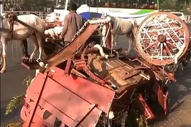Watch video: Horse critical after car rams into cart in Filmcity