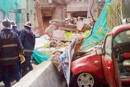 Mumbai: Cabbie dies as slab comes crashing down in Dadar