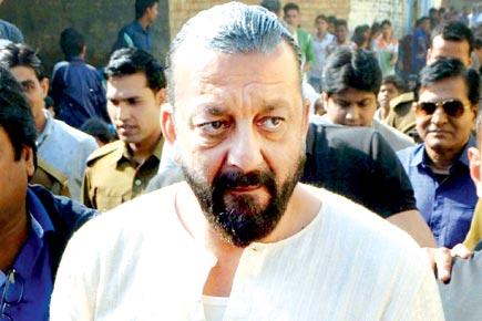 Sanjay Dutt faces camera after 4 years, gives fans 'jaadu ki jhappi' on 'Bhoomi' sets 