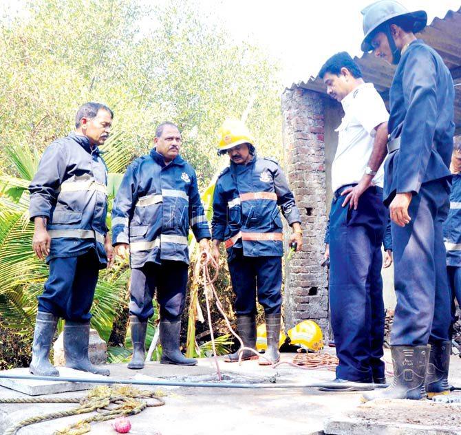 Three workers cleaning the septic tank of Ram Mandir chawl in Malwani died of suffocation on Feb 16. The fire brigade was called in to inspect the site. Pics/Datta Kumbhar