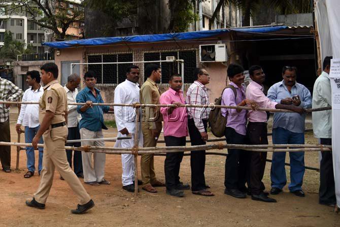 Mumbaiker cast his vote today for BMC election 2017 at baheram baug jogeshwari. Pic/ Nimesh Dave