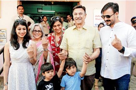 Vivek Oberoi and family cast their vote at BMC Election 2017