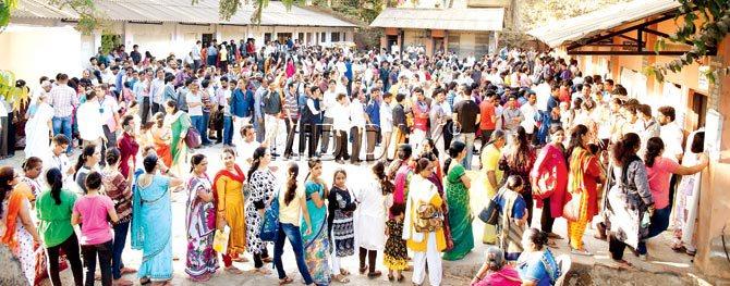 Voters patiently queue up at a municipal school in Ashok Nagar, Kandivli East, yesterday. Pic/Nimesh Dave