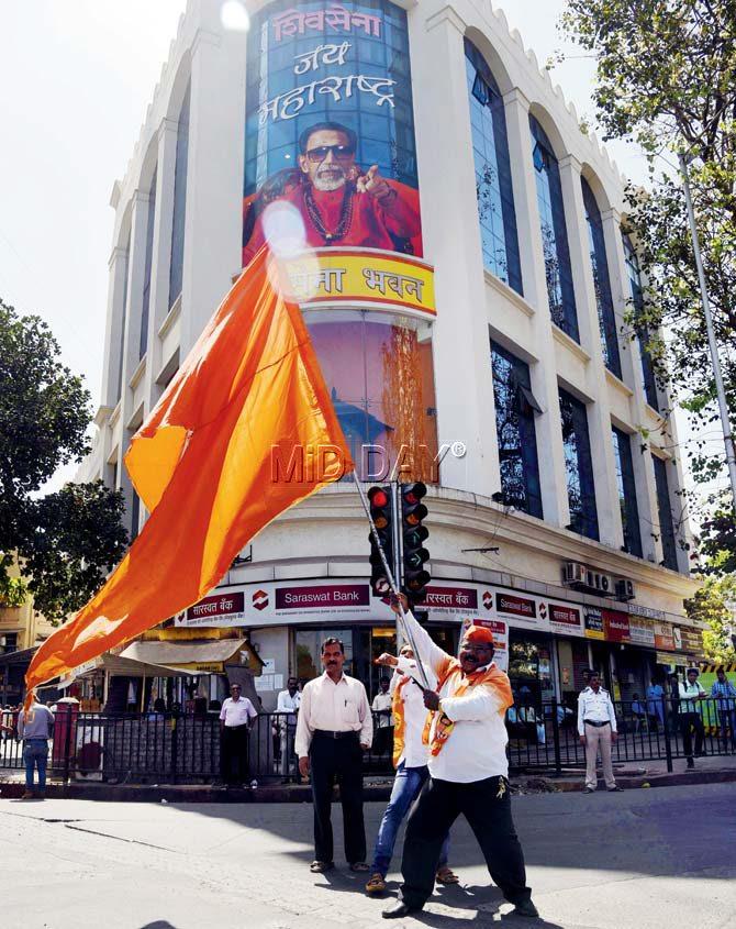 Party workers celebrating Sena’s lead in BMC elections. Pic/ Pradeep Dhivar