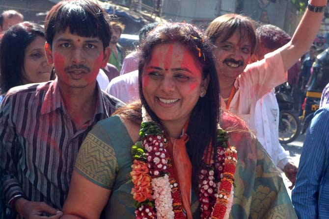BJP Canidate Bindu Trivedi celebrating outside after his victory in BMC Election 2017 at GhatKopar in mumbai on 23/02/2017. Pic/ Datta Kumbhar