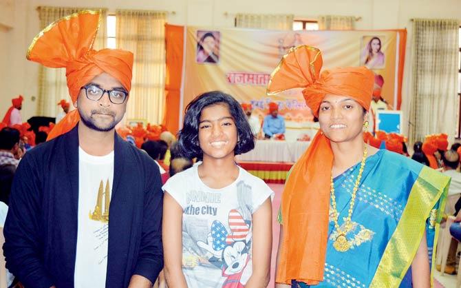 Vaibhavi Ingale (13), her mother Vimal and coach Anand Waghmare (left) at the award function