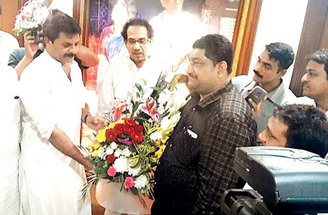 Changez Multani (second from left), an independent candidate, met Sena chief Uddhav Thackeray at his residence late yesterday