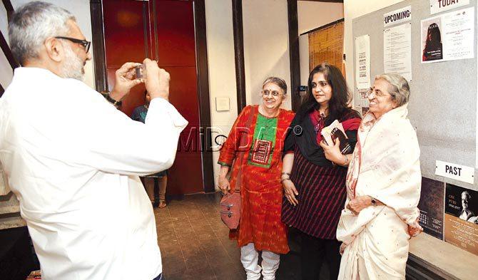 Sidharth Bhatia takes a picture of Teesta Setalvad with her fans at the launch. Pic/Pradeep Dhivar