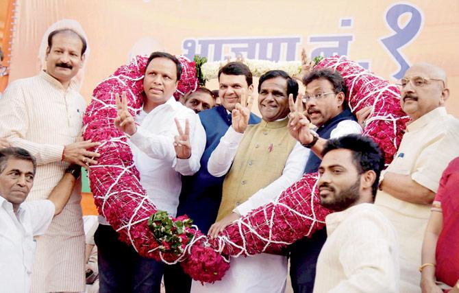 Maharashtra Chief Minister Devendra Fadnavis, Mumbai BJP president Ashish Shelar, Maharashtra BJP president Raosaheb Danve and Education Minister Vinod Tawde celebrating the party