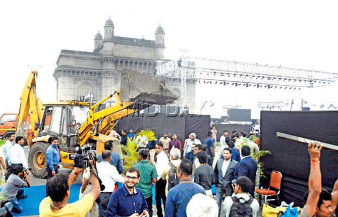 The BMC stopped the event and demolished the temporary stage that had been erected, saying that event organiser Procam International, which had organised the Mumbai Marathon, has not cleared the previous event’s dues. Pics/Bipin Kokate
