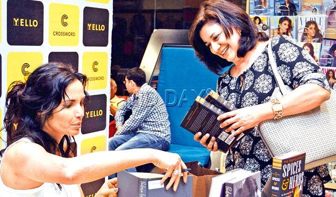 Padma Lakshmi autographs her latest book for a reader. Pics/Sneha Kharabe