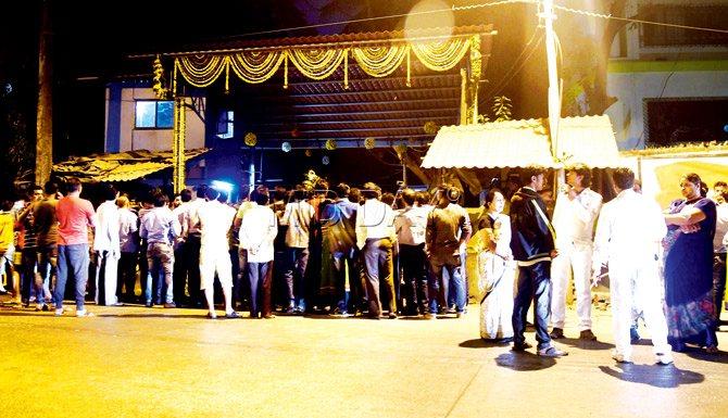 Shiv Sena candidates protest against the improper distribution of tickets at Matoshree, Kala Nagar, on Wednesday night. Pic/Sameer Markande