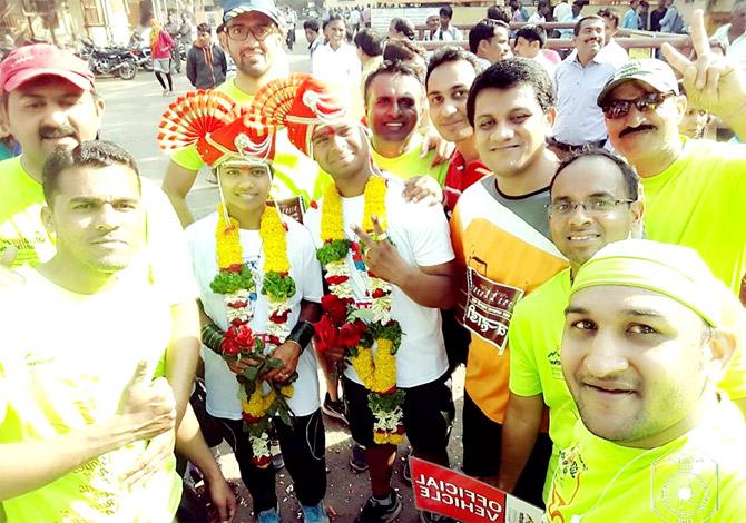 Maharashtra couple runs half-marathon to marry. Pictures/IANS