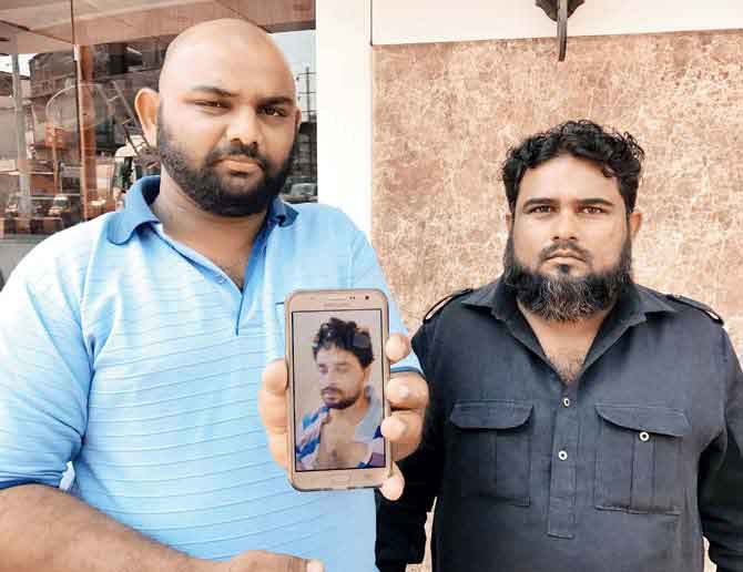 Rohan Nerulkar (left) and Aslam Khan, who nabbed Kandu along with others and took him to Tulinj police station