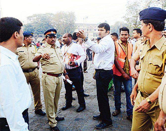 A ward assistant commissioner Kiran Dighavkar at Gateway