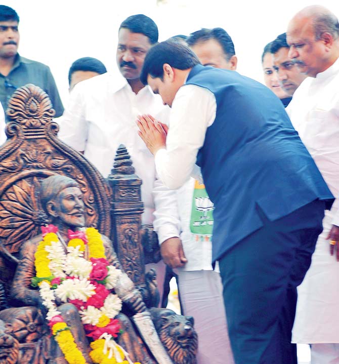 CM Fadnavis pays tribute to Chhatrapati Shivaji in Kolhapur. Pic/Uday Deolekar