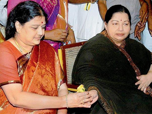 A file picture of the late Jayalalithaa with her close aide VK Sasikala. Jaya referred to her as someone who took care of her like a mother. Pic/PTI