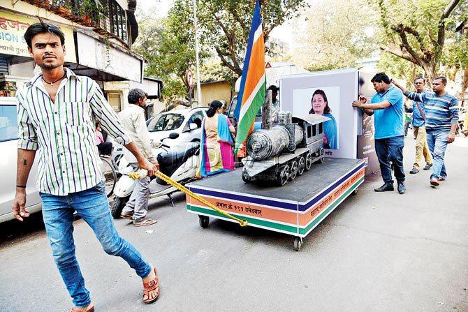 Dinesh is one of three north Indian labourers hired by the MNS to pull the party’s campaign chariot for candidate Swapna Deshpande. Pic/Suresh Karkera