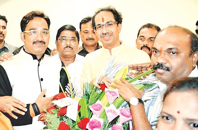 Mohammad Halim Khan (left, wearing jacket) with Shiv Sena chief Uddhav Thackeray