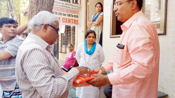 Shiv Sena workers distribute sarees to Charkop residents allegedly on behalf of candidate Sandhya Doshi