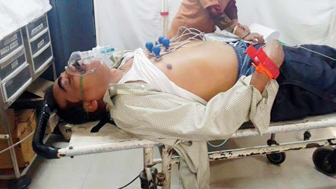 Sena office-bearer Suresh Mahadik in Shatabdi hospital after being allegedly beaten up by BJP MLC Prakash Darekar