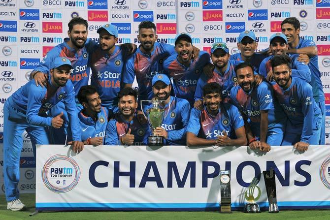 Virat Kohli with team mates with the trophy after winning the series