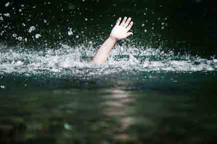 Mumbai: One saved, other teen drowns at Juhu beach
