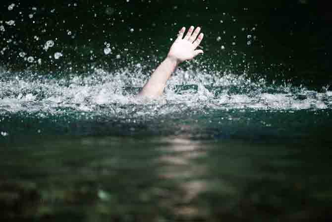 Eight college students drown in sea