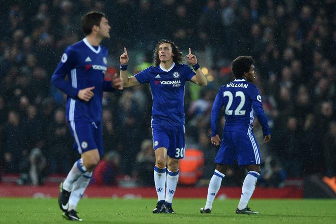 David Luiz (C) celebrates scoring his team