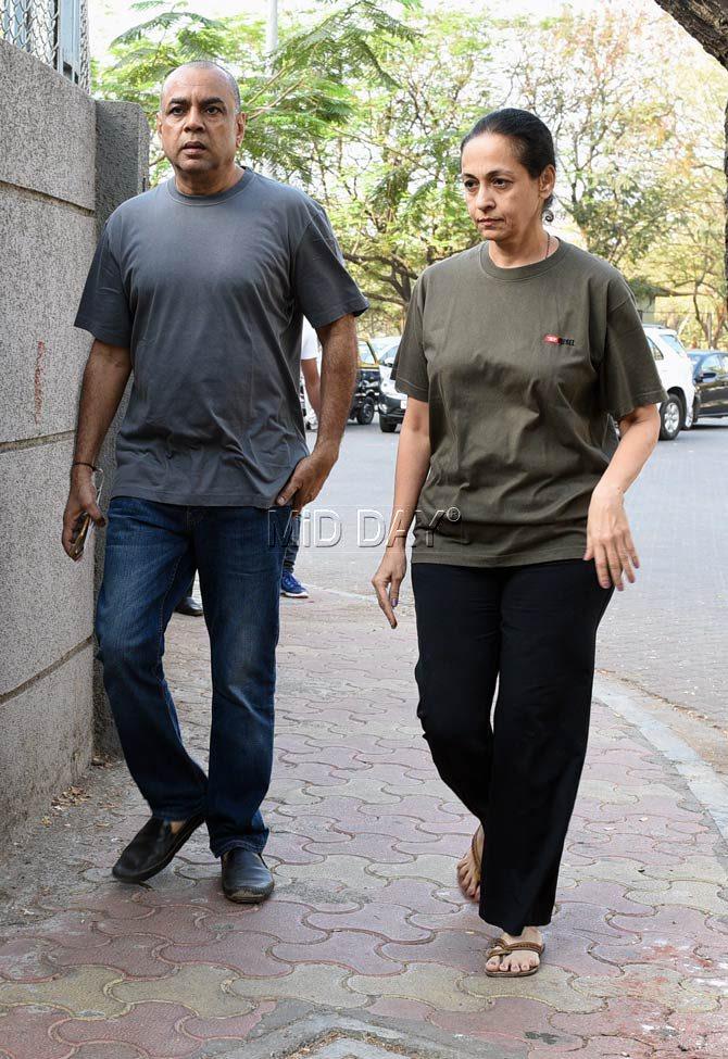Paresh Rawal and wife Swaroop Sampat head back after they could not cast their vote in Juhu. Pic/SATEJ SHINDE