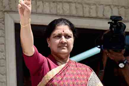 Sasikala stakes claim to form Tamil Nadu government