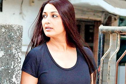 Sonali Bendre spotted in a fully filmi mode!