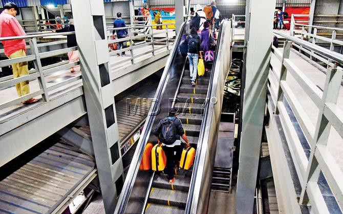 Long-distance passengers have been forced to drag their luggage up non-functional escalators at Borivli station. Pic/ Nimesh  Dave