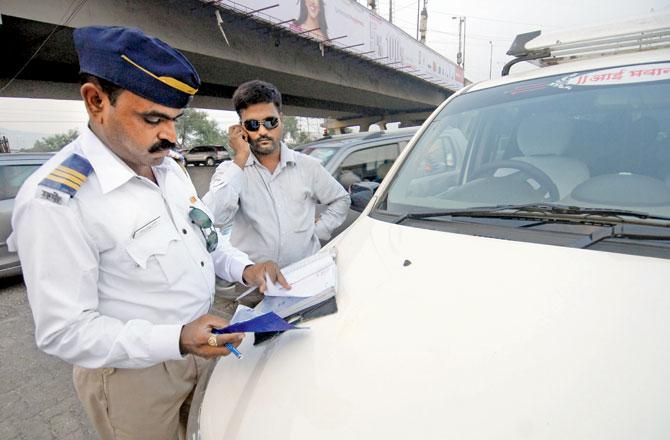 To ensure that cops don’t go back to following the old system of issuing handwritten challans, the traffic police has also sent clear instructions to its force, against doing so. File Pic
