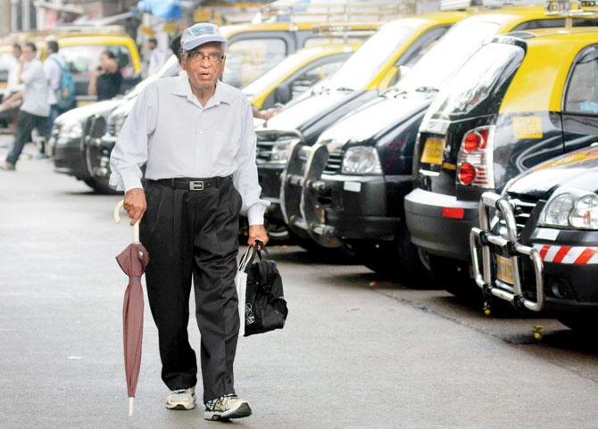 The cabbies and auto drivers started their morcha at noon. They handed over their badges and keys to the transport chief
