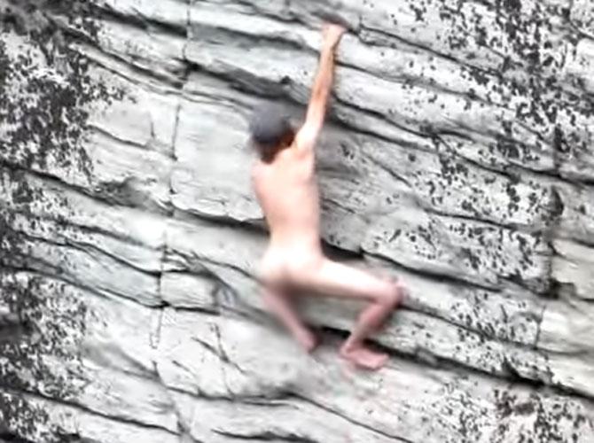 Naked man defies death, climbs rattlesnake-infested cliff without gear