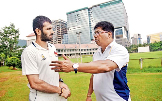 Head coach Pandit (right) with the team’s man for all seasons Abhishek Nayar, who has been one of Mumbai’s most consistent performers this Ranji season. Pic/Suresh Karkera
