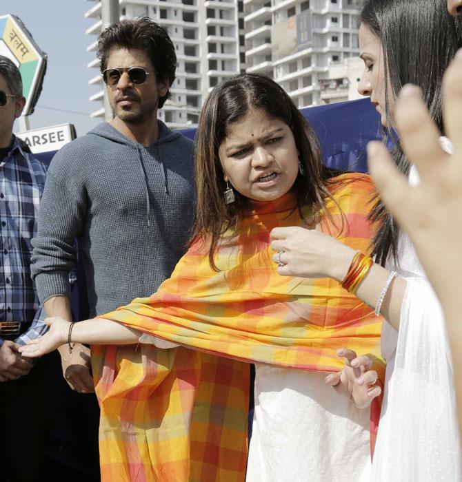 When Poonam Mahajan, Shah Rukh Khan were mobbed at Bandra