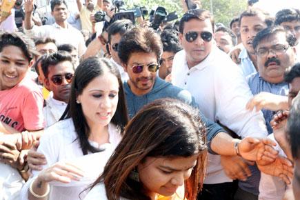 When Poonam Mahajan, Shah Rukh Khan got mobbed at Bandra