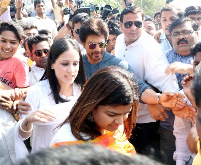 When Poonam Mahajan, Shah Rukh Khan were mobbed at Bandra