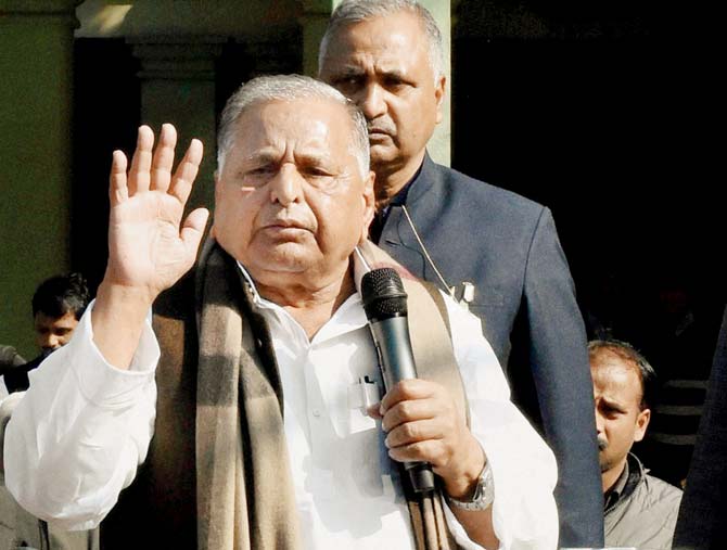 Mulayam Singh Yadav addresses the party workers. Pic/PTI