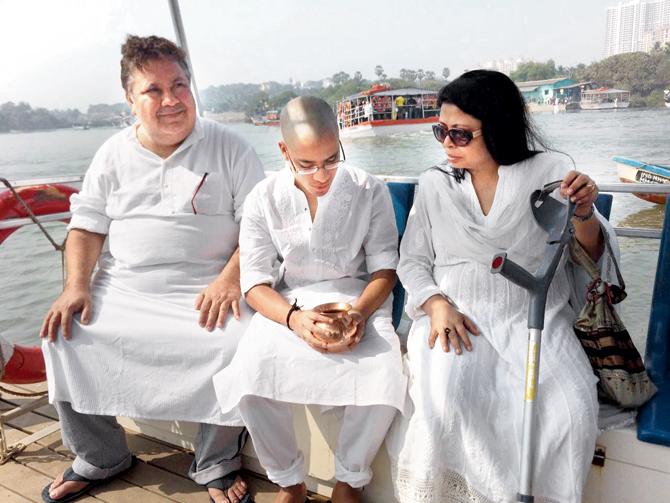 (From left) Manoj Pahwa, Ishaan and Nandita Puri in Versova